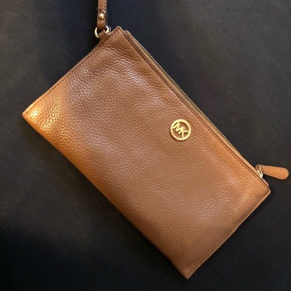 Michael Kors wristlet - Picture 1 of 5